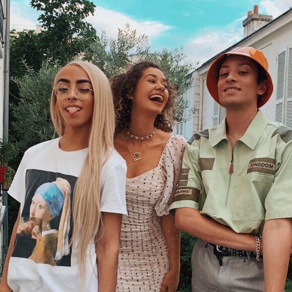 Léna Situations prend la pose sur Instagram avec ses meilleurs amis, Bilal Hassani et Sparkdise.