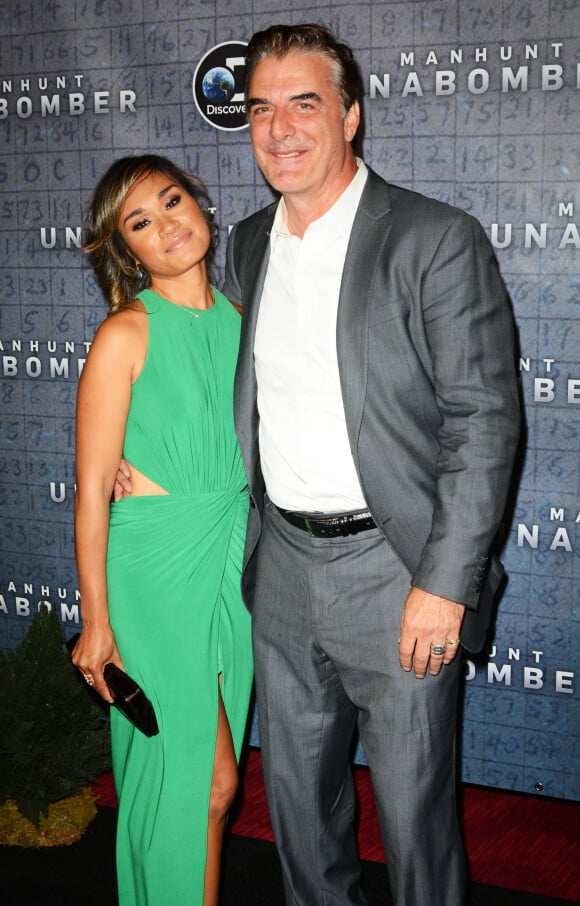 Info - Chris Noth et sa femme Tara Wilson, parents d'un deuxième fils, nommé Keats - Tara Wilson, son mari Chris Noth lors de la première de la série ''Manhunt: Unabomber'' à New York, le 19 juillet 2017.