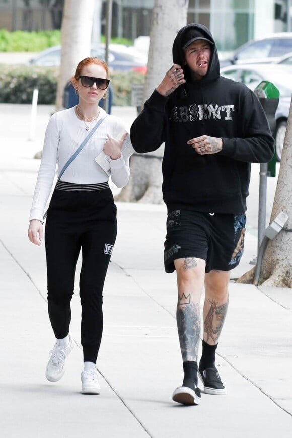 Exclusif - Madelaine Petsch et son compagnon Travis Mills à la sortie d'un centre médical à Los Angeles, le 28 septembre 2019