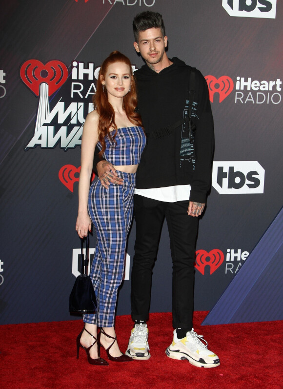 Madelaine Petsch et son compagnon Travis Mills à la soirée iHeartRadio Music Awards à The Forum à Inglewood, le 11 mars 2018