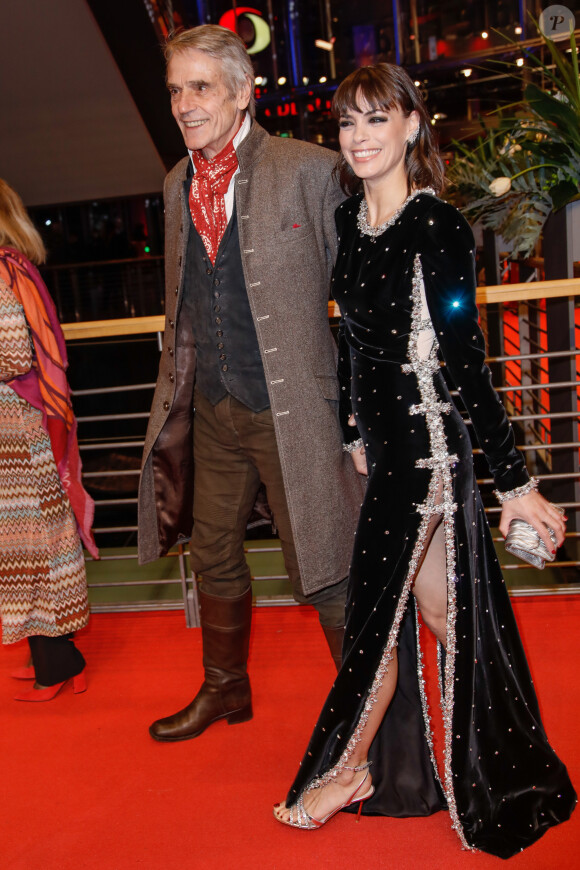 Jeremy Irons et Bérénice Bejo assistent à la cérémonie d'ouverture du 70e Festival International du Film de Berlin, La Berlinale, avec la projection du film "My Salinger Year". Le 20 février 2020.