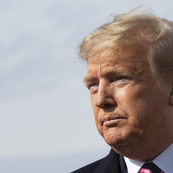 Donald Trump parle aux journalistes avant de partir pour la Californie et le Nevada le 18 février 2020.