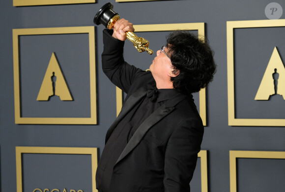 Le réalisateur Bong Joon-ho, lauréat du prix du scénario original, du long métrage international, de la réalisation et du meilleur film pour "Parasite" au photocall de la Press Room de la 92ème cérémonie des Oscars 2020 au Hollywood and Highland à Los Angeles, Californie, Etats-Unis, le 9 février 2020.