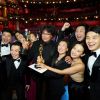 Bong Joon Ho, Kwak Sin Ae (CR) et l'équipe du film "Parasite" en backstage de la 92ème cérémonie des Oscars 2020 au Hollywood and Highland à Los Angeles, Californie, Etats-Unis, le 9 février 2020. © CPA/Bestimage