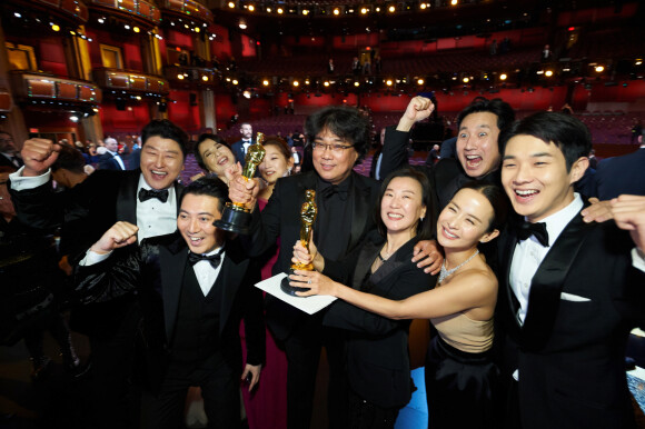 Bong Joon Ho, Kwak Sin Ae (CR) et l'équipe du film "Parasite" en backstage de la 92ème cérémonie des Oscars 2020 au Hollywood and Highland à Los Angeles, Californie, Etats-Unis, le 9 février 2020. © CPA/Bestimage