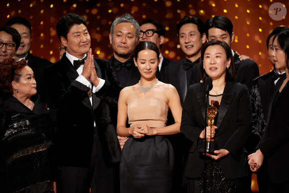 Kwak Sin Ae et l'équipe du film "Parasite" lors de la 92ème cérémonie des Oscars 2020 au Hollywood and Highland à Los Angeles, CA, USA, on February 9, 2020. © AMPAS/Zuma Press/Bestimage