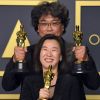 Le réalisateur Bong Joon-ho et la productrice Kwak Sin-ae, lauréats des prix du scénario original, du long métrage international, de la réalisation et du meilleur film pour "Parasite" au photocall de la Press Room de la 92ème cérémonie des Oscars 2020 au Hollywood and Highland à Los Angeles, Californie, Etats-Unis, le 9 février 2020.