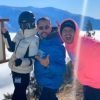 Laeticia Hallyday a passé la journée du 21 janvier 2020 à Big Bear Mountain, une station de ski près de Los Angeles, avec ses filles Jade et Joy, Mathilde Balland, la fille de son compagnon Pascal Balland mais aussi Kev Adams.