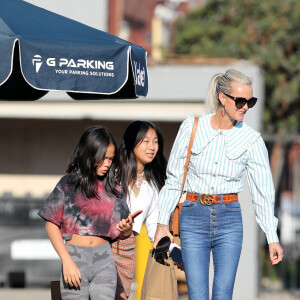 Exclusif - De retour à Los Angeles, Laeticia Hallyday et ses filles Jade et Joy sont allées faire des courses au "Seafood Market & Cafe" de Santa Monica, le 12 janvier 2020.