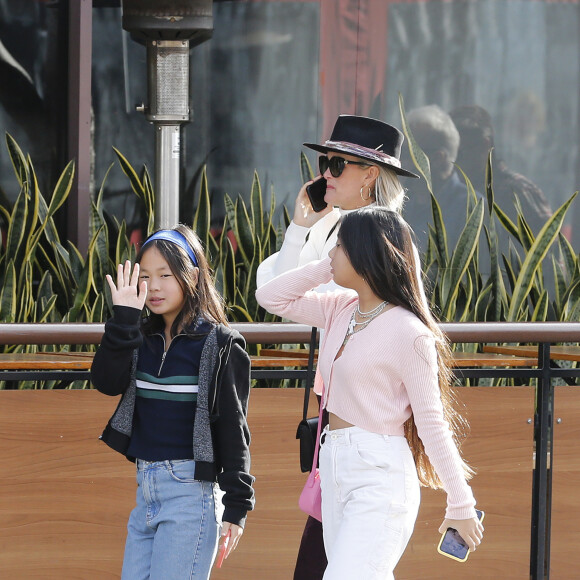 Exclusif - Laeticia Hallyday et ses filles Jade et Joy font du shopping dans une boutique de sport à Santa Monica le 18 janvier 2020.