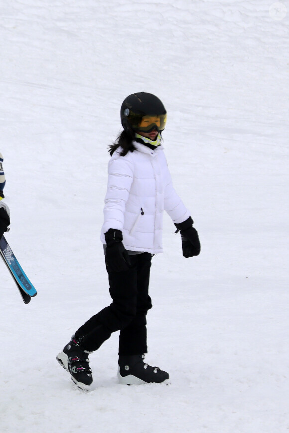 Exclusif - Joy Hallyday - Laeticia Hallyday et son compagnon Pascal Balland lors d'une journée au ski à la station "Big Sky" dans le Montana avec leurs filles respectives, le 16 février 2020.