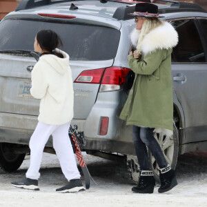 Exclusif - Laeticia Hallyday, ses filles Jade et Joy, son compagnon Pascal Balland et sa fille Mathilde arrivent à l'aéroport de Bozeman dans le Montana pour un séjour au ski, le 15 février 2020.