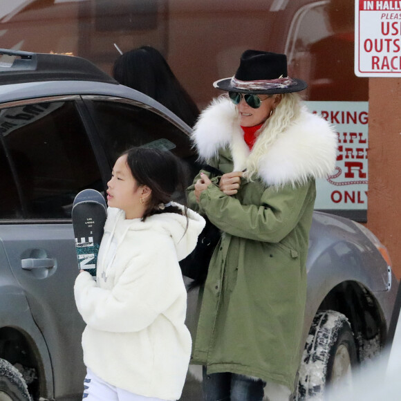 Exclusif - Laeticia Hallyday, ses filles Jade et Joy, son compagnon Pascal Balland et sa fille Mathilde arrivent à l'aéroport de Bozeman dans le Montana pour un séjour au ski, le 15 février 2020.