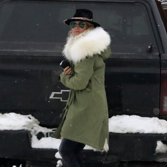 Exclusif - Laeticia Hallyday, ses filles Jade et Joy, son compagnon Pascal Balland et sa fille Mathilde arrivent à l'aéroport de Bozeman dans le Montana pour un séjour au ski, le 15 février 2020.