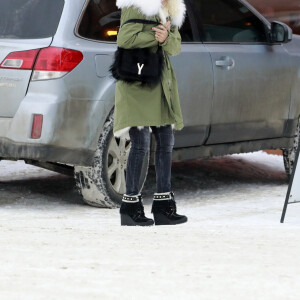 Exclusif - Laeticia Hallyday, ses filles Jade et Joy, son compagnon Pascal Balland et sa fille Mathilde arrivent à l'aéroport de Bozeman dans le Montana pour un séjour au ski, le 15 février 2020.
