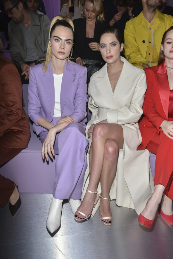 Cara Delevingne et sa femme Ashley Benson assistent au défilé de mode "BOSS" collection Automne-Hiver 2020-2021 lors de la fashion week à Milan, le 23 février 2020.
