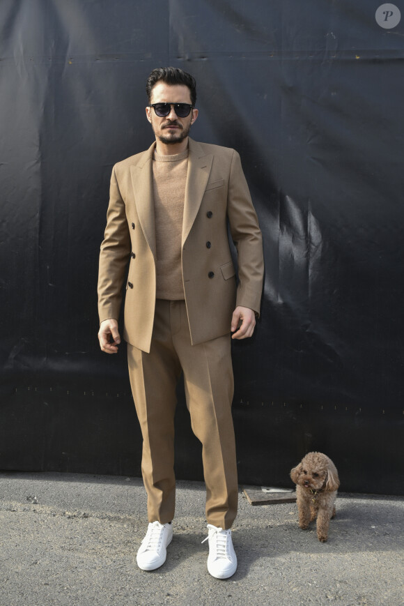 Orlando Bloom et son chien Mighty assistent au défilé de mode "BOSS" collection Automne-Hiver 2020-2021 lors de la fashion week à Milan, le 23 février 2020.
