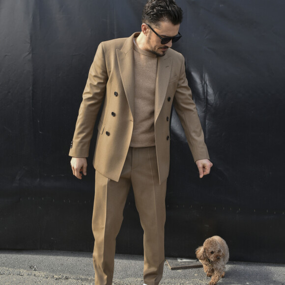 Orlando Bloom et son chien Mighty assistent au défilé de mode "BOSS" collection Automne-Hiver 2020-2021 lors de la fashion week à Milan, le 23 février 2020.