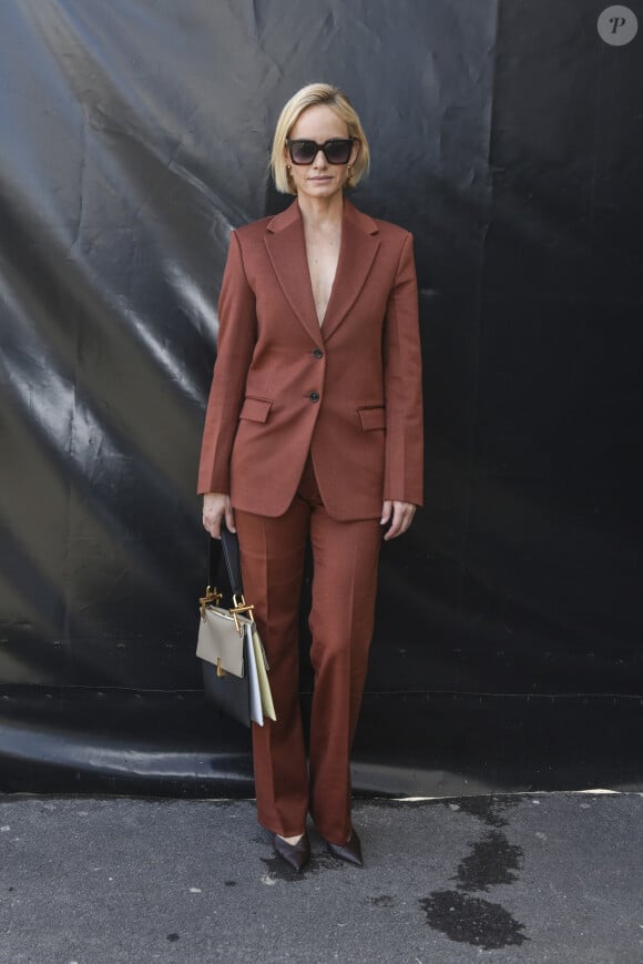 Amber Valletta assiste au défilé de mode "BOSS" collection Automne-Hiver 2020-2021 lors de la fashion week à Milan, le 23 février 2020.