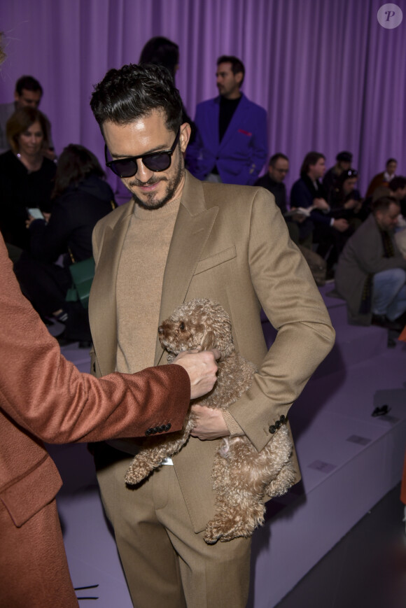 Orlando Bloom et son chien Mighty assistent au défilé de mode "BOSS" collection Automne-Hiver 2020-2021 lors de la fashion week à Milan, le 23 février 2020.