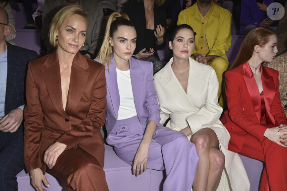 Amber Valletta, Cara Delevingne et sa femme Ashley Benson assistent au défilé de mode "BOSS" collection Automne-Hiver 2020-2021 lors de la fashion week à Milan, le 23 février 2020.