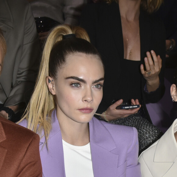 Amber Valletta, Cara Delevingne et sa femme Ashley Benson assistent au défilé de mode "BOSS" collection Automne-Hiver 2020-2021 lors de la fashion week à Milan, le 23 février 2020.