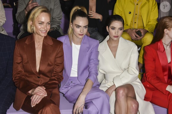 Amber Valletta, Cara Delevingne et sa femme Ashley Benson assistent au défilé de mode "BOSS" collection Automne-Hiver 2020-2021 lors de la fashion week à Milan, le 23 février 2020.