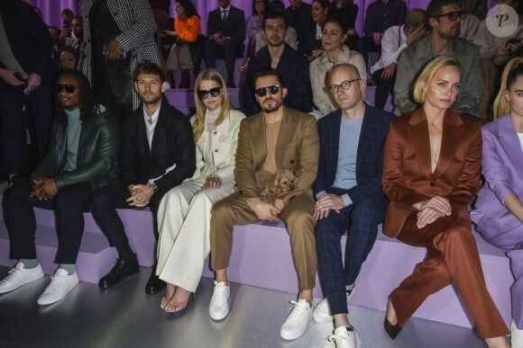 Todd Gurley, Alex Pettyfer, sa fiancée Toni Garrn, Orlando Bloom, son chien Mighty, Mark Langer et Amber Valletta assistent au défilé de mode "BOSS" collection Automne-Hiver 2020-2021 lors de la fashion week à Milan, le 23 février 2020.