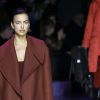 Irina Shayk défile pour BOSS, collection automne-hiver 2020-2021, lors de la Fashion Week à Milan, le 23 février 2020.