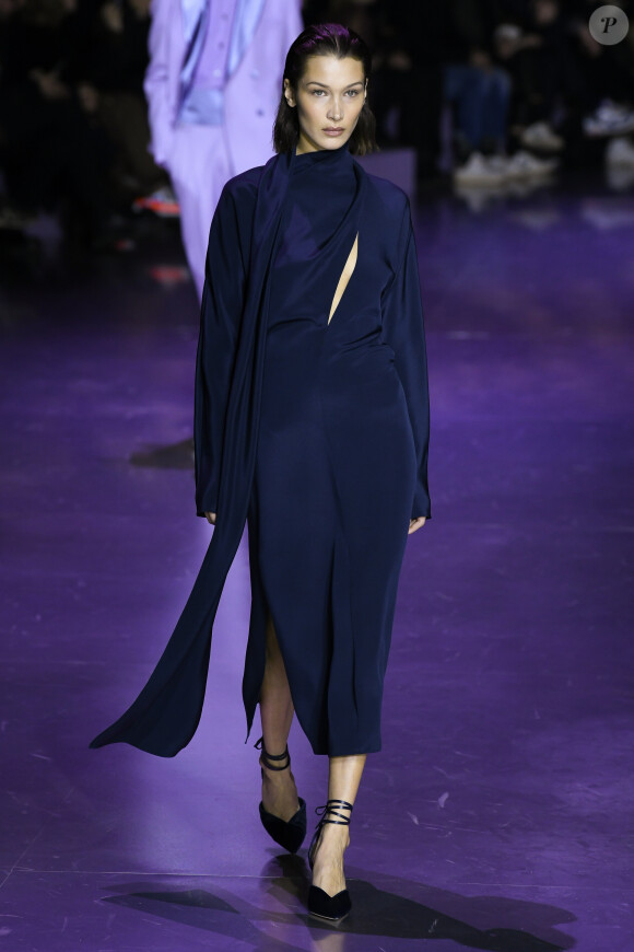 Bella Hadid défile pour BOSS, collection automne-hiver 2020-2021, lors de la Fashion Week à Milan, le 23 février 2020.