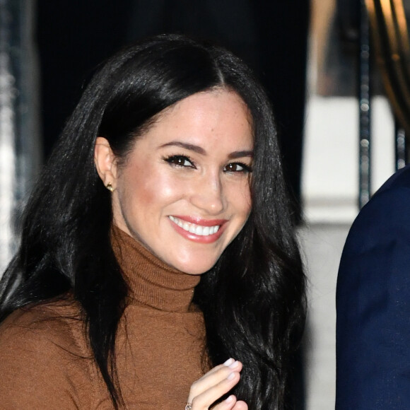 Eye liner et crayon noir, lèvres couleur brique : pour son grand retour à Londres le 7 janvier 2020 à la Canada House, Meghan Markle a légèrement modifié sa routine beauté pour un maquillage plus soutenu. 