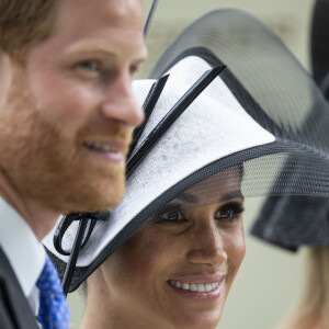 Pour son premier Royal Ascat, juste après son mariage avec le prince Harry, Meghan Markle est apparue avec un maquillage plus audacieux : smokey eye et faux cils, équilibrés par une bouche dénudée. La famille royale d'Angleterre lors du Royal Ascot 2018 à l'hippodrome d'Ascot dans le Berkshire. Le 19 juin 2018