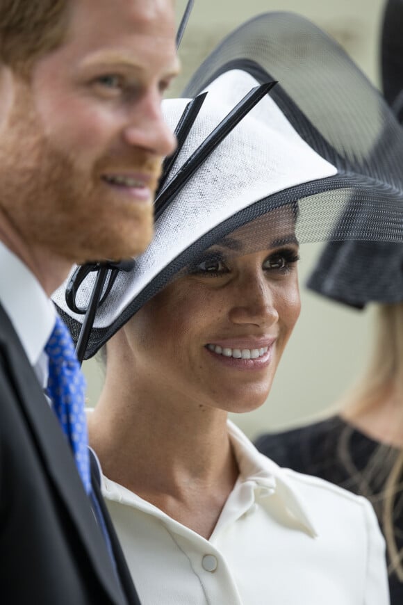 Pour son premier Royal Ascat, juste après son mariage avec le prince Harry, Meghan Markle est apparue avec un maquillage plus audacieux : smokey eye et faux cils, équilibrés par une bouche dénudée. La famille royale d'Angleterre lors du Royal Ascot 2018 à l'hippodrome d'Ascot dans le Berkshire. Le 19 juin 2018