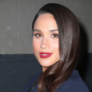 Rares sont les fois où Meghan Markle a osé la bouche rouge : ici au building AOL à New York le 17 Mars 2016.