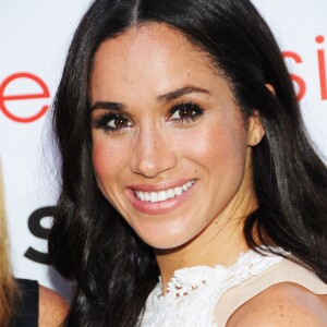 Des faux-cils et plusieurs couches de mascara en haut et en bas : le regard de poupée par Meghan Markle, ici en 2013 à New York.