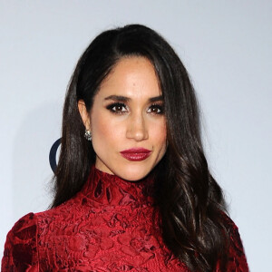 Meghan Markle avec une bouche rouge et un regard charbonneux : un rare look sophistiqué porté lors du Women In Television Dinner à Hollywood, en 2016.