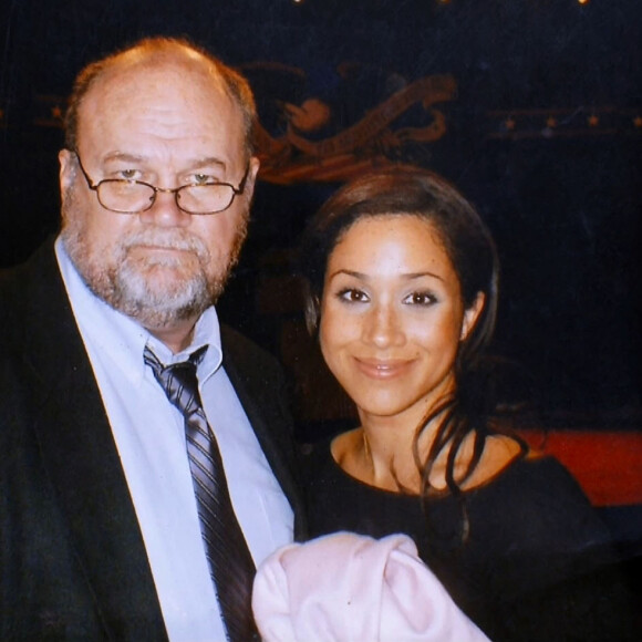 Meghan Markle avec les sourcils épilés : heureusement qu'ils ont repoussé depuis ! Ici avec son père Thomas Markle lors de ses années universitaires.