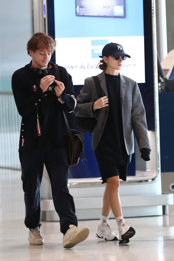 Charlie Heaton et sa compagne Natalia Dyer arrivent à aéroport CDG en marge de la fashion week de Paris, le 23 septembre 2019.