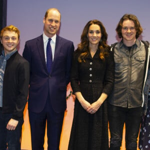 Le prince William, duc de Cambridge, et Kate Middleton, duchesse de Cambridge, aux côtés de la troupe de la comédie musicale - Le prince William, duc de Cambridge, et Kate Middleton, duchesse de Cambridge, assistent à la représentation de la comédie musicale "Dear Evan Hansen" au théâtre Noël Coward à Londres, le 25 février 2020.