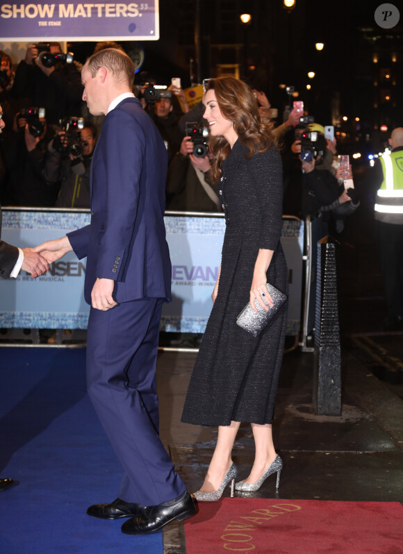Kate Middleton, duchesse de Cambridge, et le prince William, duc de Cambridge, arrivent au théâtre Noel Coward pour assister à la représentation de Dear Evan Hansen à Londres le 25 février 2020.