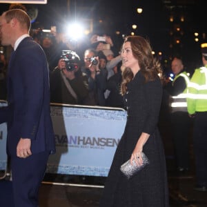 Kate Middleton, duchesse de Cambridge, et le prince William, duc de Cambridge, arrivent au théâtre Noel Coward pour assister à la représentation de Dear Evan Hansen à Londres le 25 février 2020.