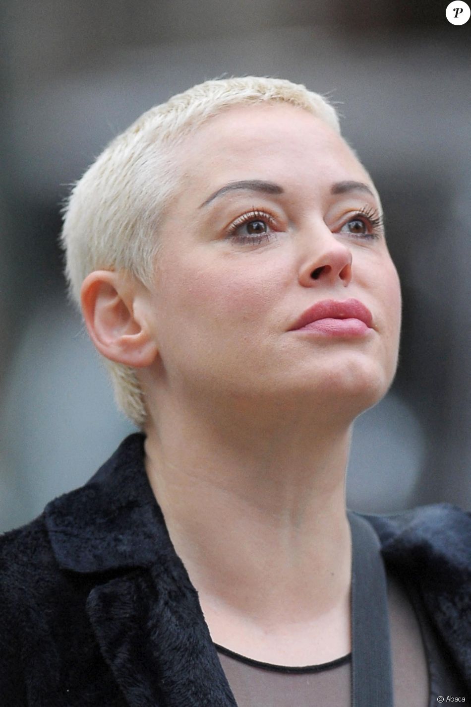 Rose McGowan dans les rues de New York. Le 30 octobre 2019. @Humberto ...