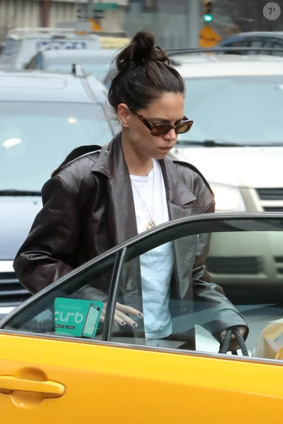 Exclusif - Katie Holmes prend un taxi dans les rues de New York, le 25 février 2020.