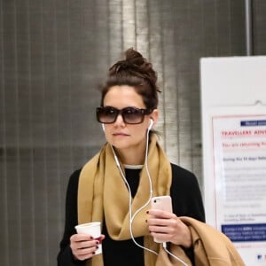 Exclusif - Katie Holmes arrive à l'aéroport Charles de Gaulle à Paris le 26 février 2020.