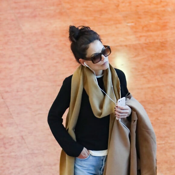 Exclusif - Katie Holmes arrive à l'aéroport Charles de Gaulle à Paris le 26 février 2020.