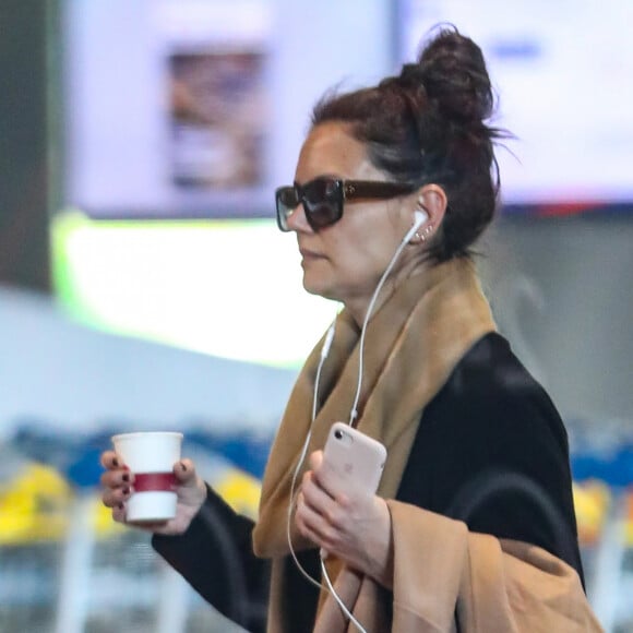 Exclusif - Katie Holmes arrive à l'aéroport Charles de Gaulle à Paris le 26 février 2020.