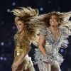Shakira et Jennifer Lopez sur scène pour le show lors de la mi-temps du 54e Super Bowl au Hard Rock Stadium à Miami le 2 février 2020.