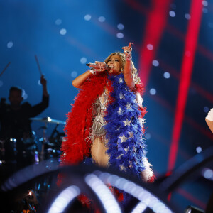 Shakira et Jennifer Lopez sur scène pour le show lors de la mi-temps du 54e Super Bowl au Hard Rock Stadium à Miami le 2 février 2020.