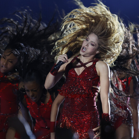 Shakira et Jennifer Lopez sur scène pour le show lors de la mi-temps du 54e Super Bowl au Hard Rock Stadium à Miami le 2 février 2020.