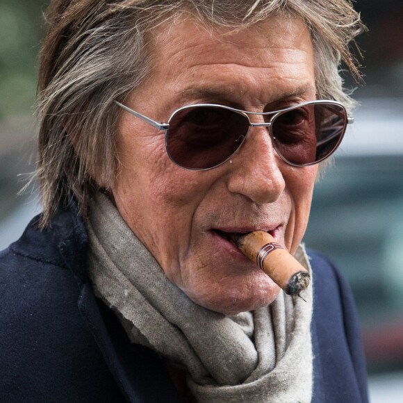 Jacques Dutronc à la sortie de l'hôtel de Sers à Paris le 5 novembre 2014.